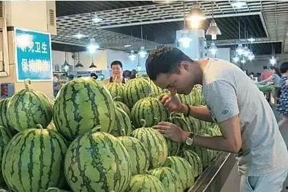 商场保洁阿姨吃瓜,一场意外的甜蜜邂逅