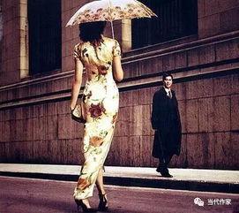 南京旗袍吃瓜女,街头一幕引发网友热议