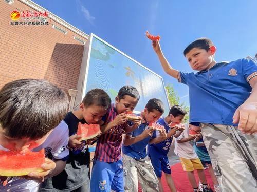 幼儿吃瓜比赛,幼儿吃瓜大赛欢乐上演